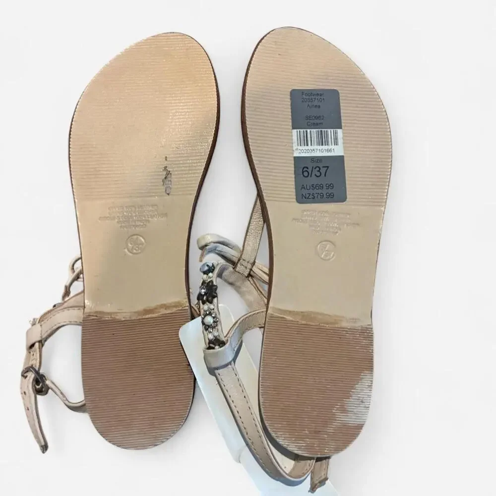 NWT Forever New cream leather sandals Sz 6 w/ pearl & floral-shaped gem